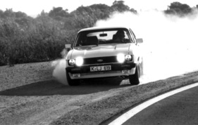 Ford Capri (1981) - trotz ausgewogener Gewichtsverteilung kann man einen Capri natürlich auch quer um Kurven bewegen