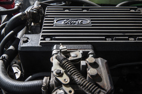 Ford Capri 2.8 Injection (1982) - alles schön beschriftet im Motorraum
