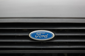 Ford Capri 2.8 Injection (1982) - das Ford-Zeichen im Lamellengrill