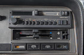 Ford Capri 2.8 Injection (1982) - ein Autoradio aus der Zeit