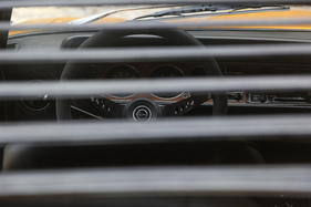 Hinter Gittern: die Katzentreppe schränkt die Sicht nach hinten ein. Der aerodynamische Nutzen ist ebenso fragwürdig,
