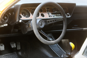 Das stark geschüsselte Lenkrad vermittelt Rennsport-Atmosphäre. Nachteil: um den Blinker zu setzten müssten die Finger jetzt zehn Zentimeter länger sein.
