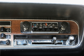 Luxus der frühen Siebziger: Radio mit UKW-Empfang und Holz vom Plastikbaum.