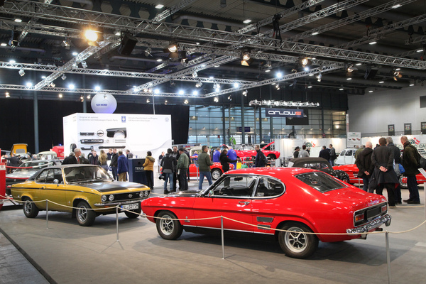 Bild: Ford Capri 2300 GT XL (1969) - günstiger und schneller als sein Gegner Opel Manta SR 1900 S - Sonderschau "Rivalen" an der Bremen Classic Motorshow 2020