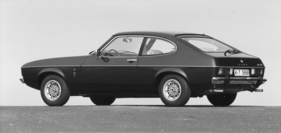 Ford Capri Ghia (1977) - von schräg hinten gesehen, gut sichtbar die doppelflutige Auspuffanlage