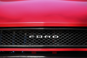 Ford Capri II 2.3 S May-Turbo (1977) - Ford-Schriftzug auf dem Kühlergrill