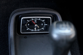 Ford Capri II 2.3 S May-Turbo (1977) - die Analoguhr in der Mittelkonsole