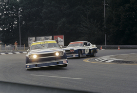 Seine grössten Motorsport-Erfolge feierte der Capri in der DRM. Hier jagt Toine Hezemans 1974 Niki Lauda um den Norisring.
