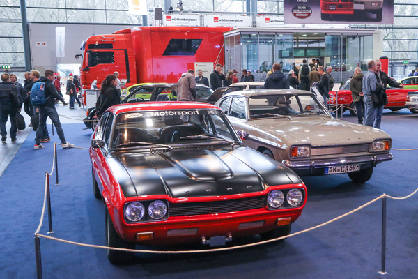 Bild Ford Capri RS 2600 (1972) - neben Capri von 1969 - Sonderschau "Biedermann und Brandstifter" - Bremen Classic Motorshow 2023