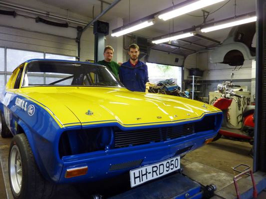 Ford Capri RS 2600 - Restaurierung - Meister und Lehrling: Alexander Gawronski und Tobias Arians an ihrem Restaurationsobjekt
