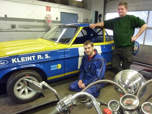 Ford Capri RS 2600 - Restaurierung -dDer Meister und ein Lehrling: Alexander Gawronski und Tobias Arians vor ihrem Restaurationsobjekt