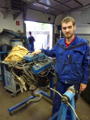 Ford Capri RS 2600 - Restaurierung - der Auszubildende Tobias Arians vor dem ausgebauten Serienmotor