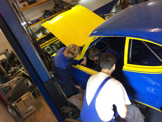 Ford Capri RS 2600 - Restaurierung - die Azubis sind mit Leib und Seele dabei