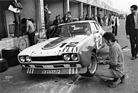 Bild: Ford Capri RS3000 (1972) - beim Radwechsel mit herkömmlichem Kreuzschlüssel