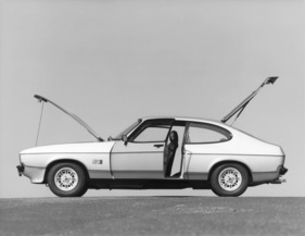 Ford Capri S (1976) - Capri II S-Modell mit offenen Türen und geöffnetem Motorraum und Kofferraum - gut sichtbar die innovative Heckklappe