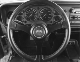 Ford Capri S (1976) - Lenkrad und vollständig bestücktes Amaturenbrett der S-Version - zum ersten Mal gab es einen Intervallscheibenwischer serienmässig
