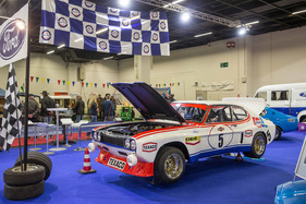 Ford Capri im Renn-Trimm auf dem riesigen Ford-Clubstand - Retro Classics Cologne Köln 2017
