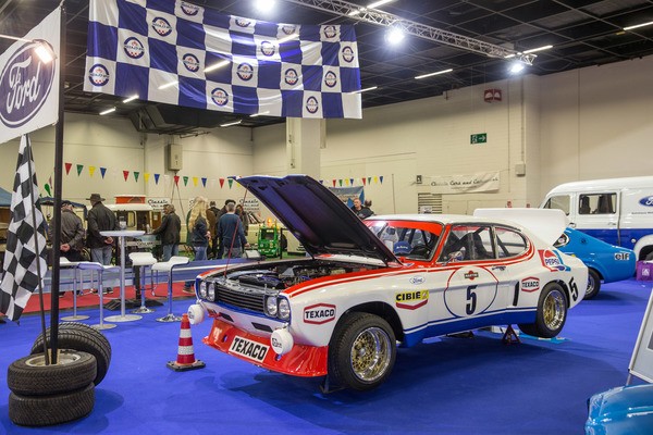 Bild Ford Capri im Renn-Trimm auf dem riesigen Ford-Clubstand - Retro Classics Cologne Köln 2017