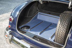 Ford Comète (1953) - grosser Kofferraum, stehendes Reserverad