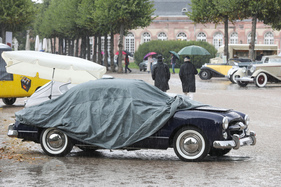 Ford Comète Coupé (1953) - noch halb zugedeckt - 18. ASC-Classic-Gala Schwetzingen 2022