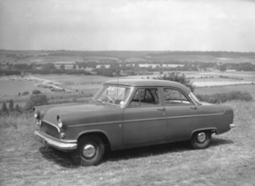 Ford Consul (1958) – auf einem Werksfoto in ländlicher Umgebung