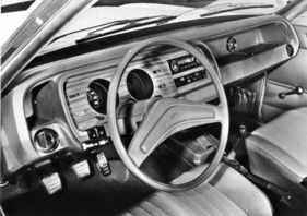 Ford Consul (1972) - Lenkrad und Armaturenbrett des Consul L - im Gegensatz zum höher angesiedelten Granada nur mit zwei Höhlen für die Hauptinstrumente