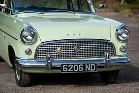 Ford Consul 375 de Luxe (1961) – Schlicht fährt vor: Zephyr und Zodiac hatten einen Aston-Martin-artigen Kühlergrill, der die Blinker mit einschloss