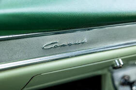 Ford Consul 375 de Luxe (1961) – Schriftzug über dem Handschuhfach