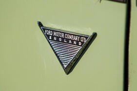 Ford Consul 375 de Luxe (1961) – Stolzer Verweis auf die britische Mutter auf dem vorderen Kotflügel