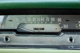 Ford Consul 375 de Luxe (1961) – Trapezförmiger Tacho mit leichter Übertreibung. Bei 80 Meilen (129 km) pro Stunde ist Schluss