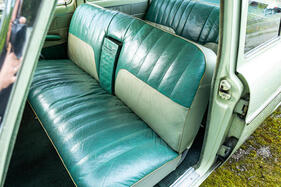 Ford Consul 375 de Luxe (1961) – Vordere Sitzbank mit klappbarer Mittelarmlehne