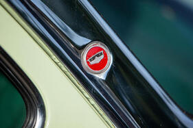 Ford Consul 375 de Luxe (1961) – Winziges Wappen von "Ford of Britain" an der C-Säule