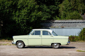 Ford Consul 375 de Luxe (1961) – als "Lowline"-Modell mit niedrigem Dach wirkt er etwas gestreckter