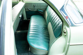 Ford Consul 375 de Luxe (1961) – geräumige Rücksitzbank, natürlich mit Aschenbecher