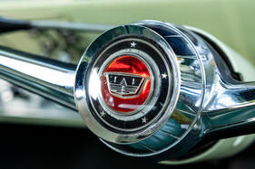 Ford Consul 375 de Luxe (1961) – hübsches, mit Sternen und grossem rotem Zentrum aber leicht sowjetisch anmutendes Emblem in der Lenkradnabe