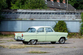Ford Consul 375 de Luxe (1961) – serienmässig mit Zweifarbenlackierung, hier in "Ermine White" und "Lime Green"