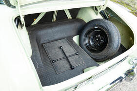 Ford Consul 375 de Luxe (1961) – wenig raumökonomisch untergebrachtes Reserverad im 566 Liter fassenden Kofferraum