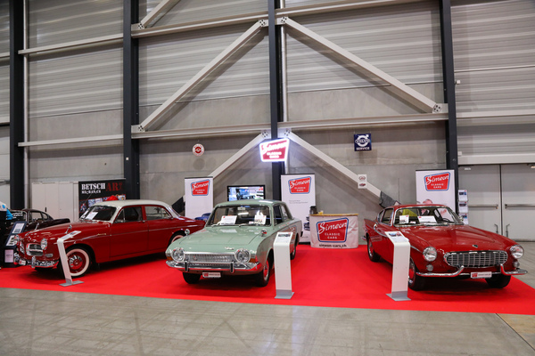Bild Ford Consul Corsair (1965) - eingerahmt von zwei Volvo auf dem Stand von Simeon Classic Cars - Swiss Classic World Luzern 2024