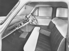 Ford Consul de Luxe (1958) – mit Mittelarmlehne, Schminkspiegel und Kleiderhaken serienmässig