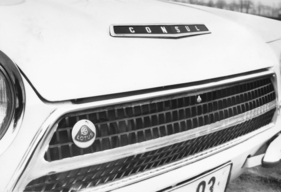 Ford Cortina Lotus (1963) - Das Lotuszeichen auf dem Kühlergrill signalisiert die zusätzliche Power
