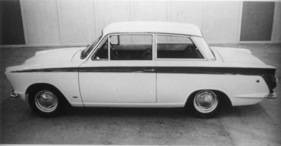 Ford Cortina Lotus (1963) - Der grüne Seitenstreifen und die Lotus-Plakette unterscheiden ihn vom normalen Consul Cortina
