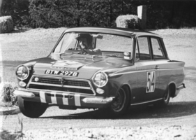 Ford Cortina Lotus (1964) - Sir John Withemore (GB) bei der (Lenk-) Arbeit