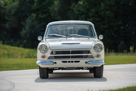 Ford Cortina Lotus Mk 1 Estate Custom (1965) - Das Lotus-Badge am Kühlergrill weist darauf hin, dass da gleich etwas besonderes überholen will