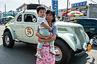 Ford Coupe V8 (1937) - Chinesische Touristen bestaunen die alten Autos am ersten Tag auf der Route Great Wall - Datong - Rallye Peking-Paris 2016