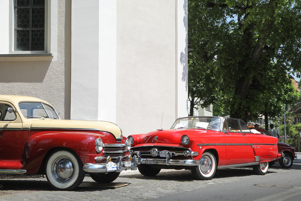 Bild: Ford Crestline Sunliner (1954) - vertritt zusammen mit einem Plymouth von 1947 die amerikanische Flagge - Oldtimer in Obwalden (O-iO) 2023