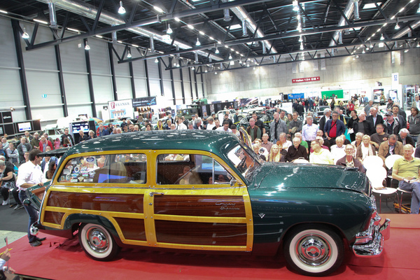 Ford Custom Country Squire Station Wagon (1951) - als Lot 38 verteigert an der Auktion der Oldtimer Galerie anlässlich der Swiss Classic World Luzern am 25. Mai 2019
