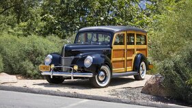 Ford De Luxe “Woodie” Station Wagon (1940) - Lot 302 an der Broad Arrow Monterey Jet Center Auction 2025