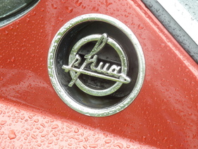 Ford Escort GT "Monte Carlo" Frua (1971) - Pietro Fruas Signet an seinem 1971 Ford Escort GT „Monte Carlo“ wie beim 1965 Glas V8; aufgenommen beim Concorso d´Eleganza Italiauto am 3.5.2016 in St. Urban (CH)