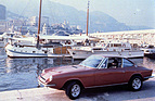 Ford Escort GT "Monte Carlo" Frua (1971) - das Pietro Frua Coupé „Monte Carlo“ im Hafen von Monte-Carlo (Monaco) mit dem Casino im Hintergrund