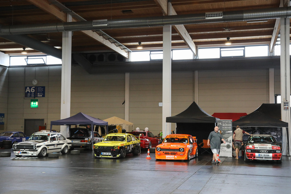 Ford Escort, Opel Kadett und Audi quattro warten auf ihren Einsatz auf der Rundstrecke - Klassikwelt Bodensee 2024